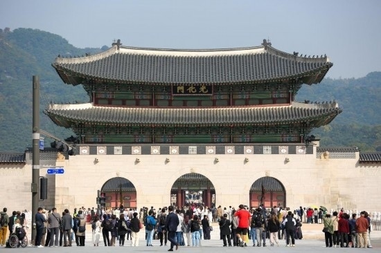 2023年10月18日，游客在韓國首爾光化門參觀。新華社記者王益亮攝