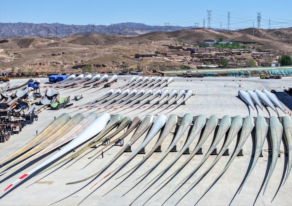 2024年5月11日拍攝的碼放在內(nèi)蒙古包頭市石拐區(qū)一家風電設備制造企業(yè)廠區(qū)內(nèi)的葉片（無人機照片）。新華社記者 連振 攝