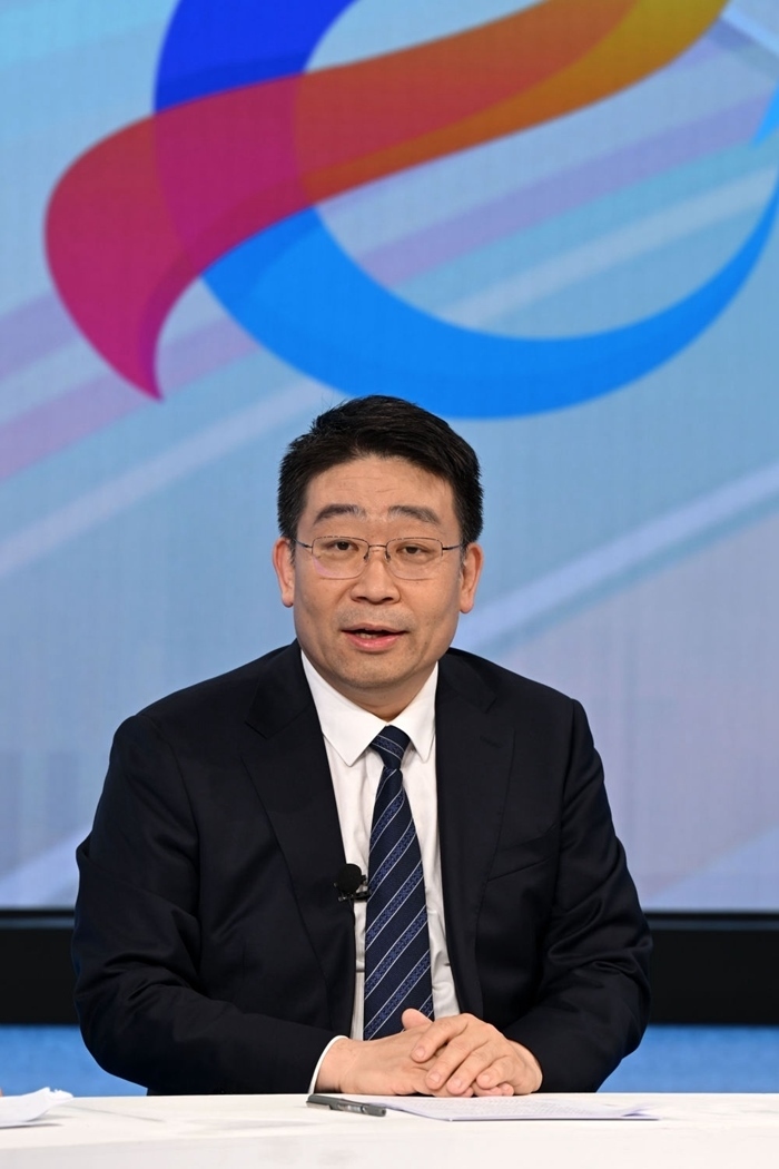 國家發(fā)展改革委產(chǎn)業(yè)司副司長霍福鵬在“中國經(jīng)濟圓桌會”錄制現(xiàn)場交流發(fā)言。新華社記者 金良快 攝