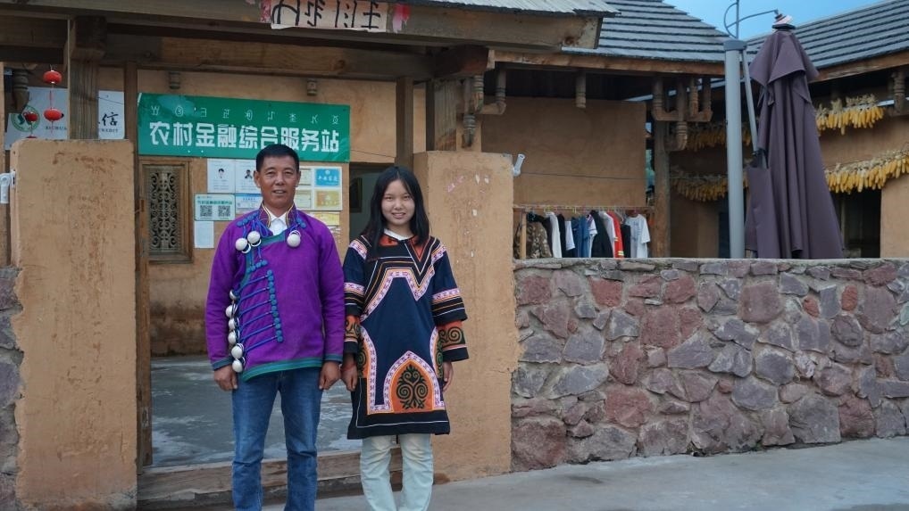 吉好有果和父親吉好也求在三河村新家合影。新華社記者 尹恒 攝