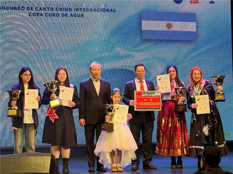 圖為中國(guó)駐阿根廷大使王衛(wèi)、阿根廷華文教育基金會(huì)會(huì)長(zhǎng)劉芳勇為五名“金獎(jiǎng)”選手頒獎(jiǎng)（阿根廷拉普拉塔國(guó)立大學(xué)孔子學(xué)院供圖）