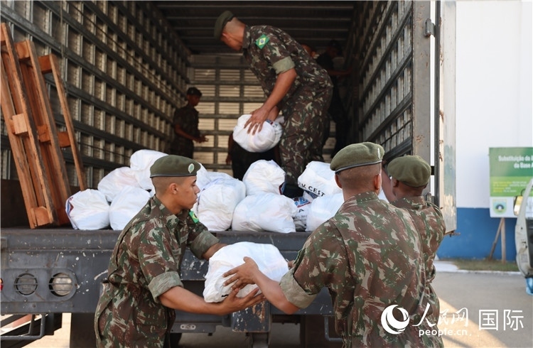 里約加利昂空軍基地，軍人在將捐贈(zèng)物資裝車。人民網(wǎng)記者 時(shí)元皓攝