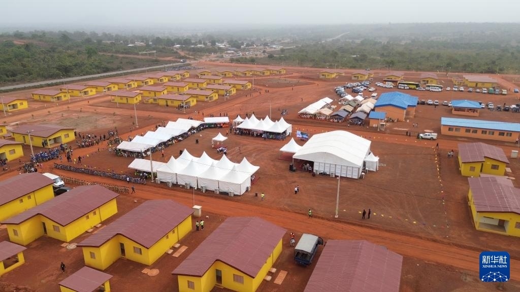 這是2023年12月16日在科特迪瓦北部城鎮(zhèn)費(fèi)爾凱塞杜古以北拍攝的旱港移民新村（無人機(jī)照片）。新華社發(fā)（中成股份科特迪瓦分公司供圖）