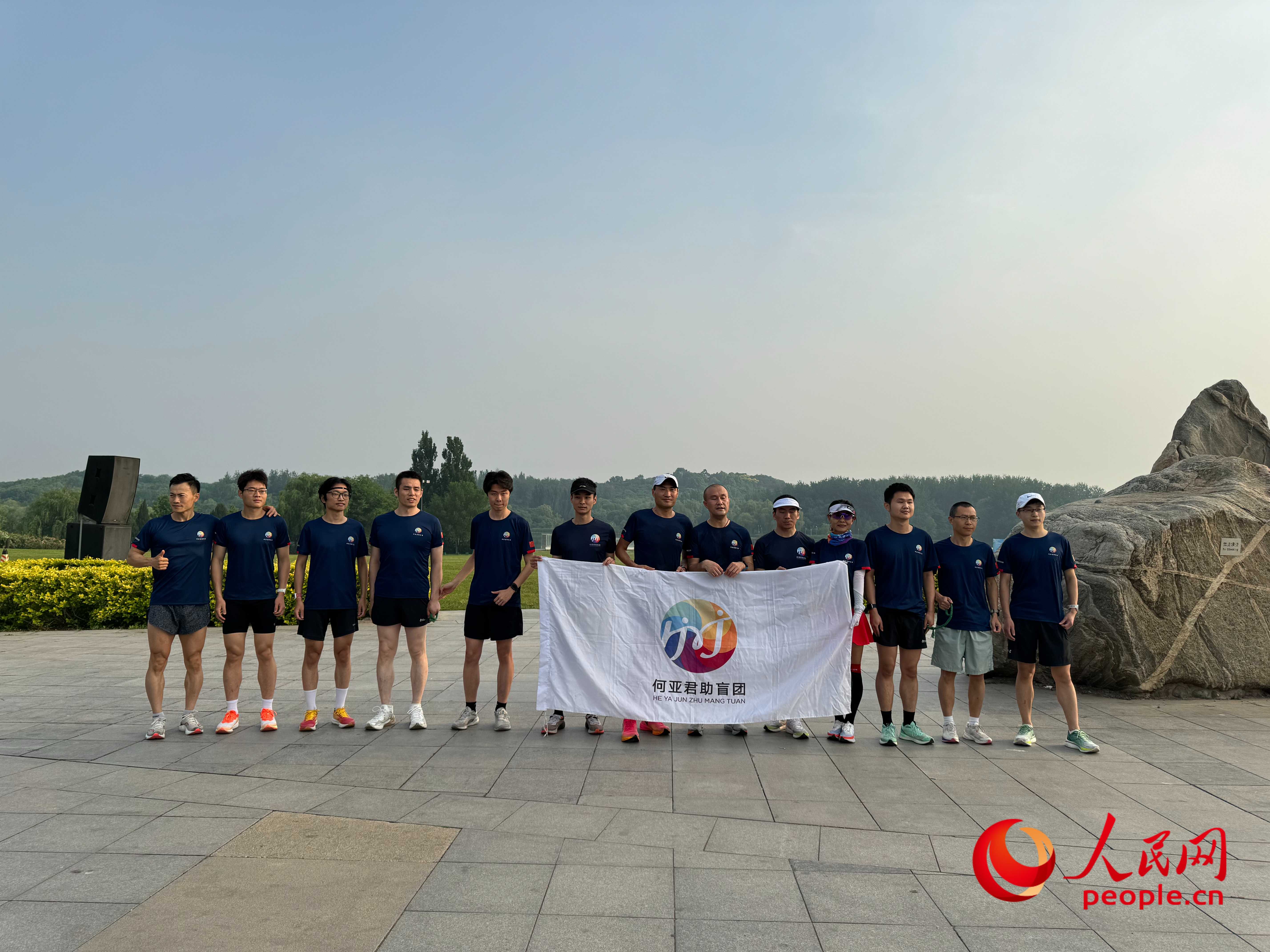 何亞君助盲團的部分成員合影。人民網(wǎng) 周靜圓攝