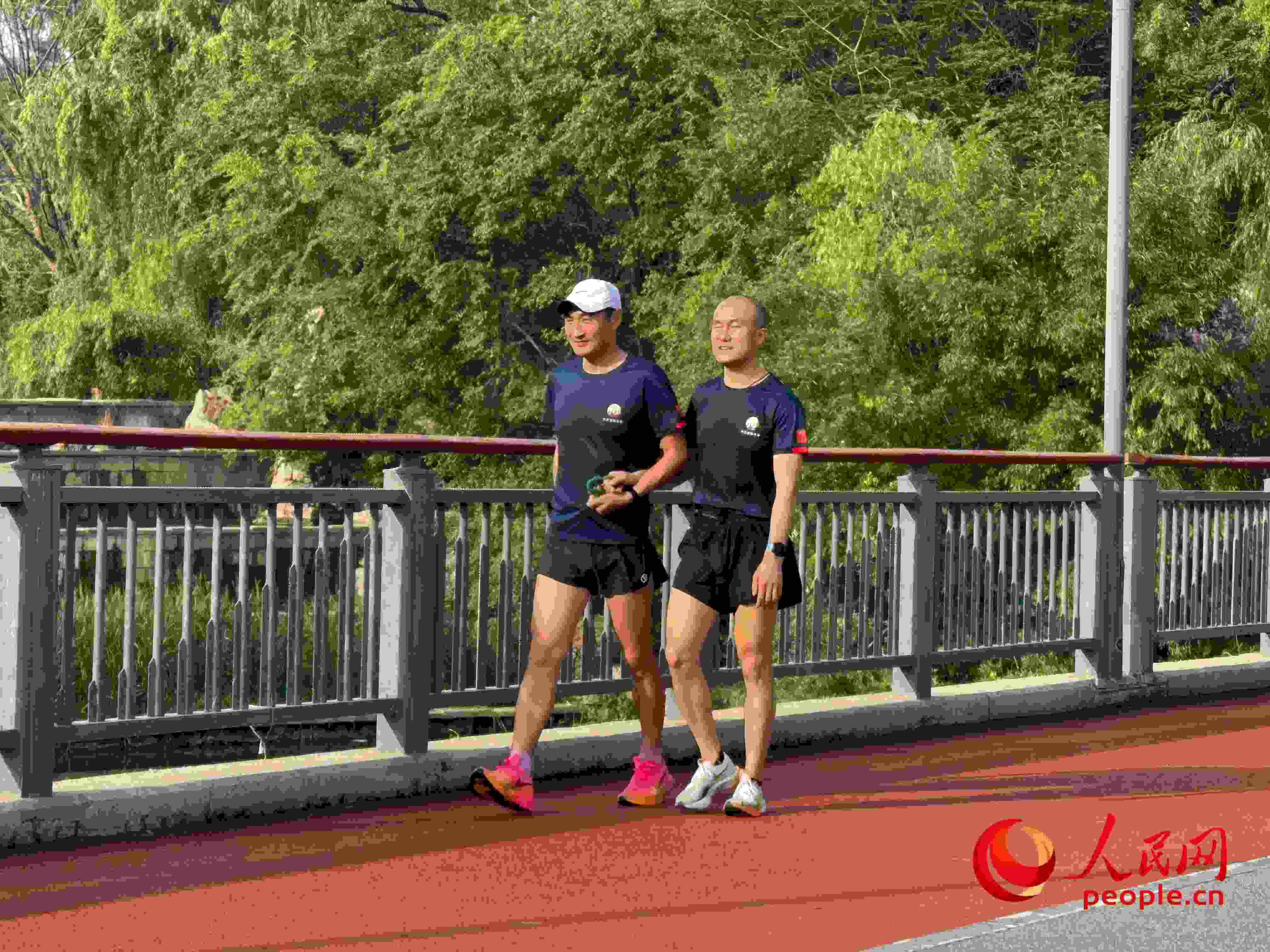 李玉寶和何亞君跑步后進行調(diào)整。人民網(wǎng) 周靜圓攝