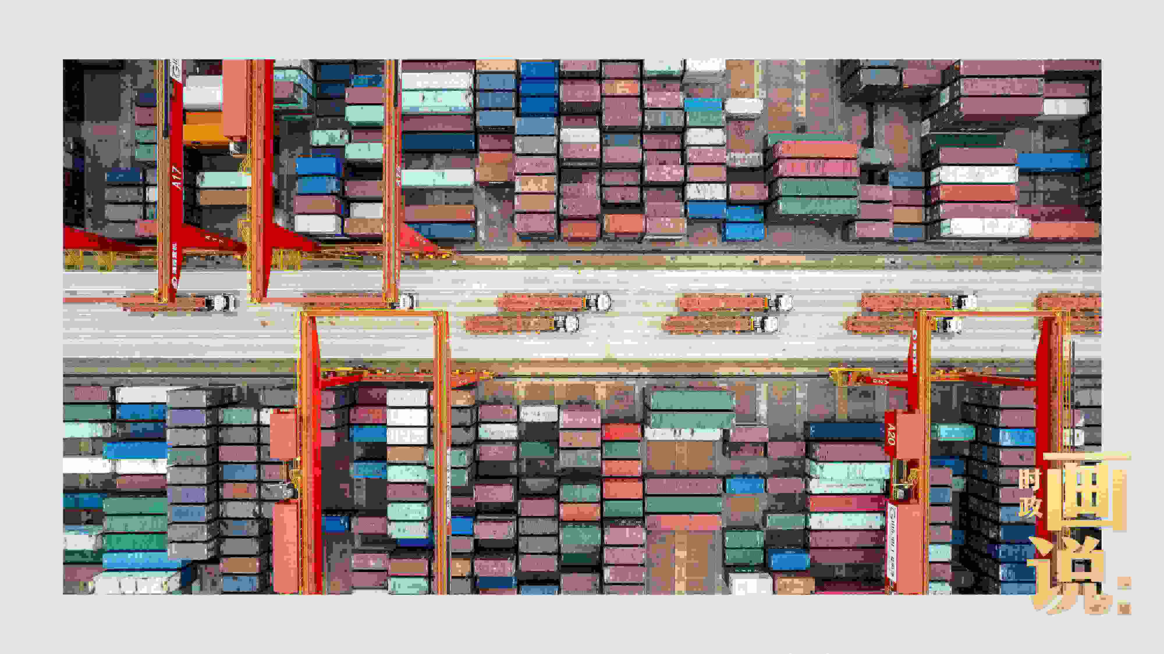 △相比于傳統(tǒng)碼頭，智慧、綠色的全自動(dòng)化集裝箱碼頭單機(jī)效率可提升50%，綜合成本降低70％，人力成本下降80%，每年可削減碳排放9720噸。