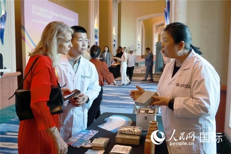 三亞市中醫(yī)院代表向來賓介紹中醫(yī)。人民網(wǎng)記者管克江攝