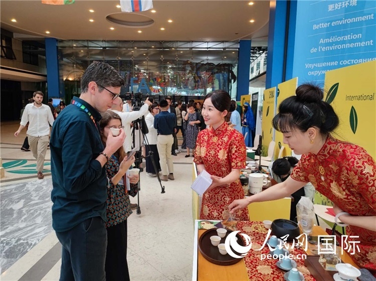 與會(huì)嘉賓在中國展臺(tái)品茶。 人民網(wǎng)記者 謝亞宏攝