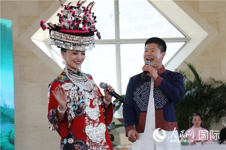 2、來自湖北的歌唱家演唱民族歌曲。 人民網(wǎng)記者 李志偉攝