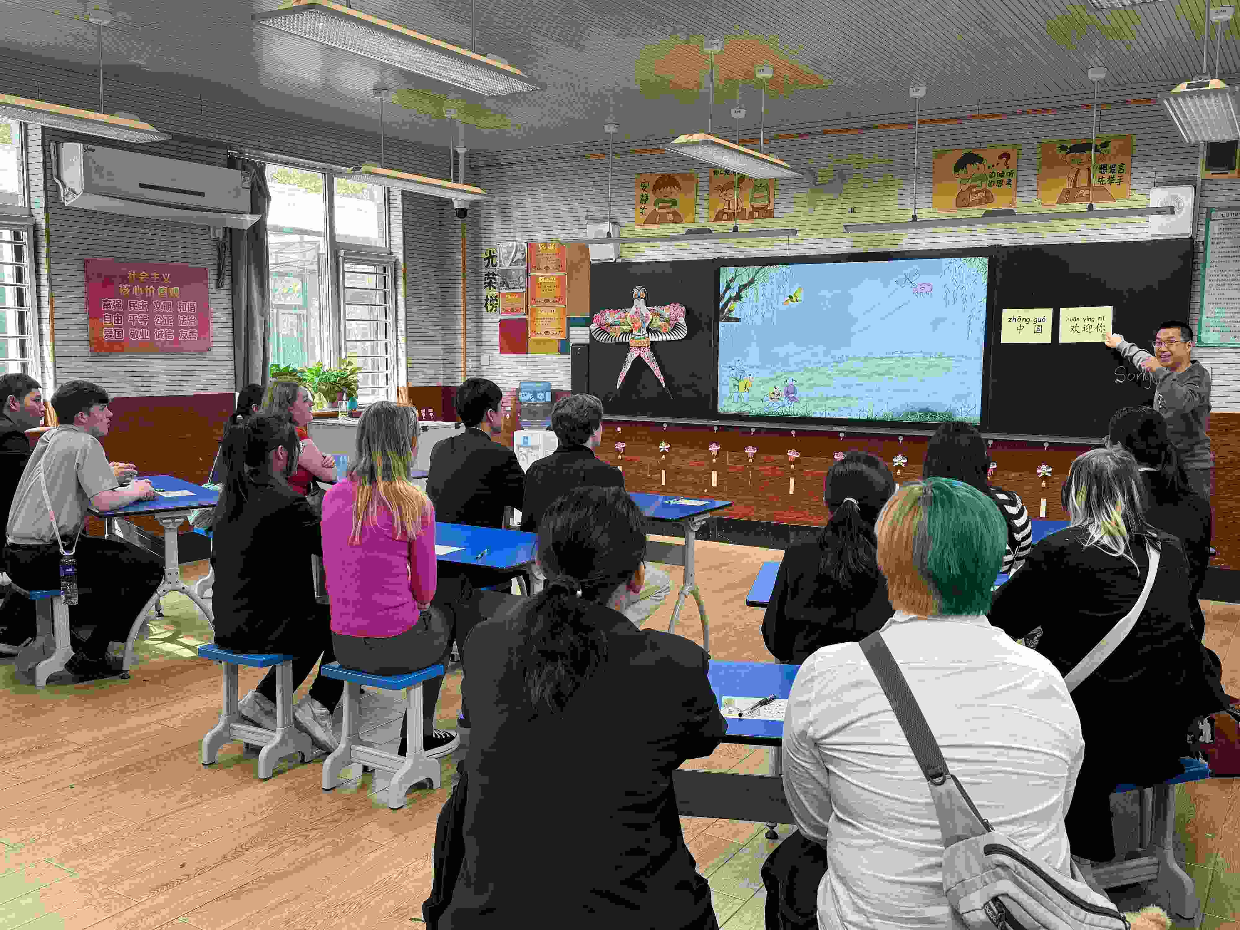 2024年4月20日，美國艾奧瓦州馬斯卡廷高中“友誼傳承”研學(xué)團(tuán)來到石家莊外國語學(xué)校，中美學(xué)生同上一節(jié)中文課。