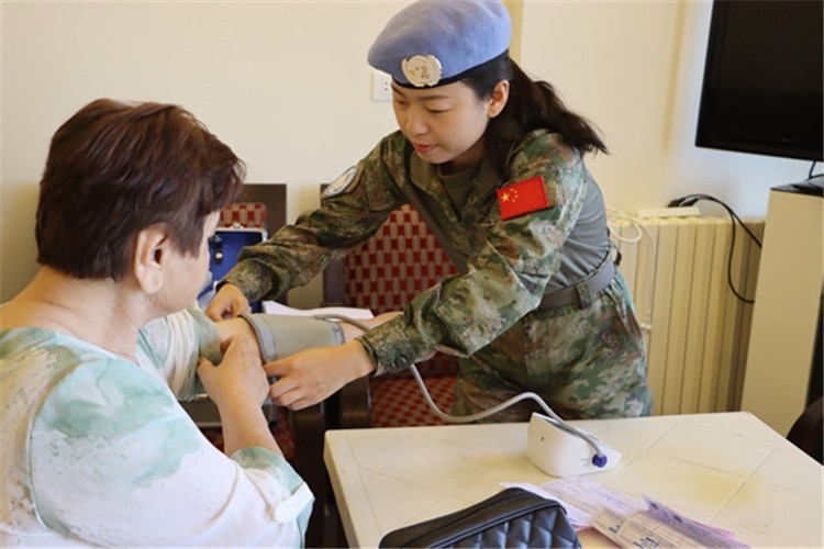 【1】 醫(yī)療分隊隊員為當?shù)鼗颊邷y量血壓。曾德樂攝