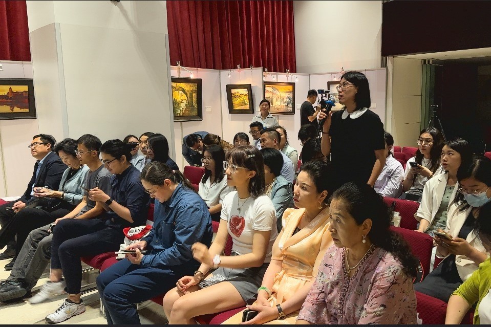 參會記者現(xiàn)場提問。