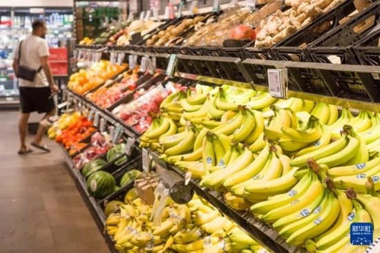 5月24日，顧客在德國(guó)柏林一家超市購(gòu)物。新華社記者 任鵬飛 攝