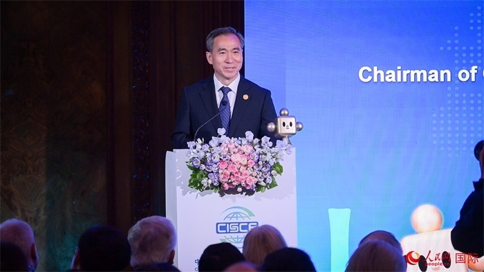 中國(guó)國(guó)際貿(mào)易促進(jìn)委員會(huì)會(huì)長(zhǎng)任鴻斌致辭。人民網(wǎng) 郭錦標(biāo)攝