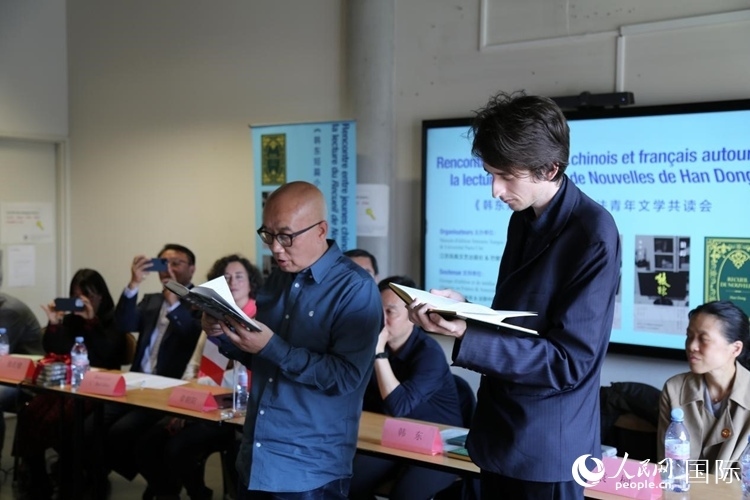 法國學(xué)子與作家韓東共讀小說選段。人民網(wǎng)記者 于超凡攝