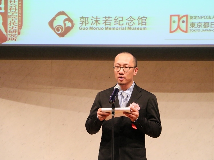 郭沫若紀念館副館長梁雪松代讀致辭。人民網(wǎng) 許可攝