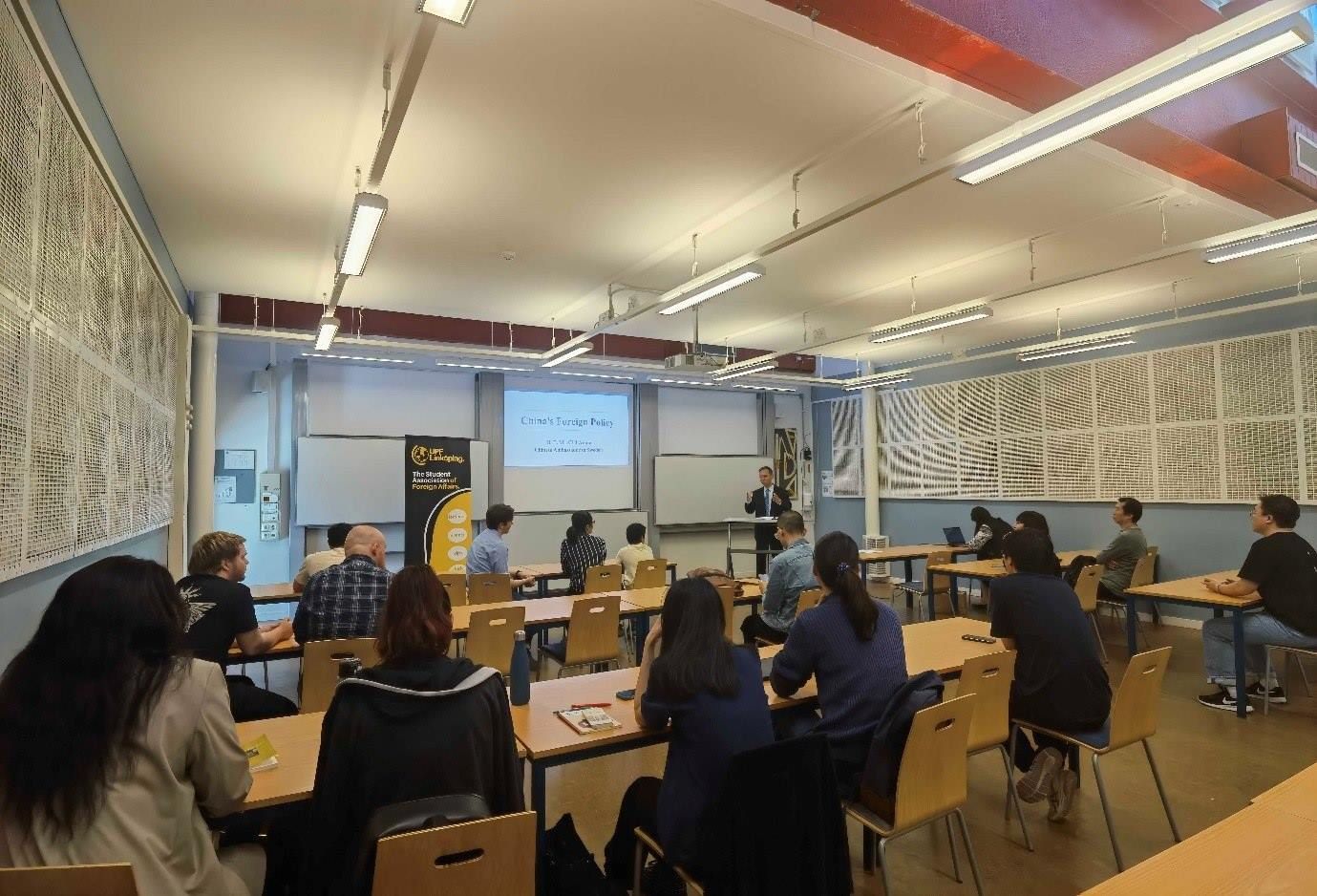 中國駐瑞典大使崔愛民與同學(xué)們互動(dòng)并回答問題。中國駐瑞典大使館供圖