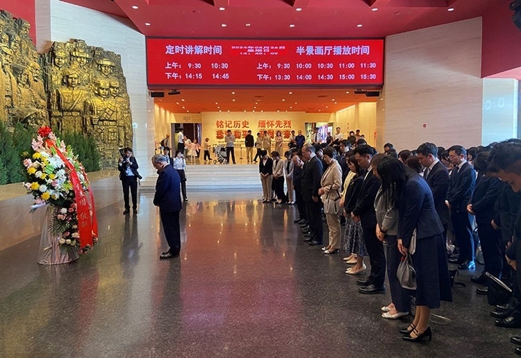 創(chuàng)價(jià)學(xué)會(huì)會(huì)長(zhǎng)原田稔及青年代表團(tuán)向中國(guó)人民抗日戰(zhàn)爭(zhēng)紀(jì)念館敬獻(xiàn)花籃。中國(guó)人民抗日戰(zhàn)爭(zhēng)紀(jì)念館供圖