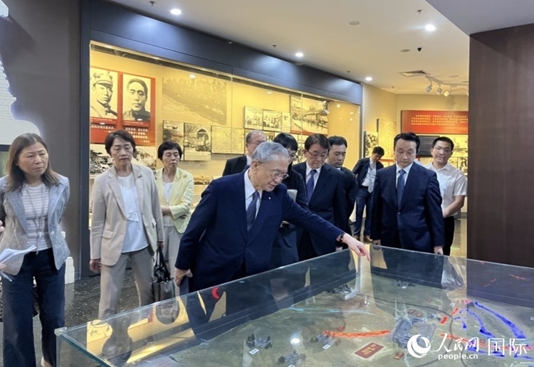 創(chuàng)價(jià)學(xué)會(huì)會(huì)長(zhǎng)原田稔（中）與青年代表團(tuán)成員訪問中國(guó)人民抗日戰(zhàn)爭(zhēng)紀(jì)念館。人民網(wǎng)記者 陳思攝