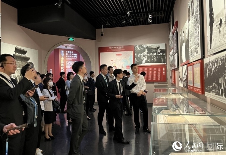 創(chuàng)價(jià)學(xué)會(huì)青年代表團(tuán)成員在中國(guó)人民抗日戰(zhàn)爭(zhēng)紀(jì)念館參觀。人民網(wǎng)記者 陳思攝