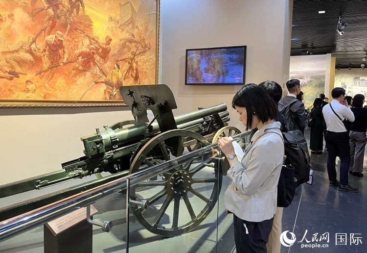 創(chuàng)價(jià)學(xué)會(huì)青年代表團(tuán)成員在中國(guó)人民抗日戰(zhàn)爭(zhēng)紀(jì)念館參觀。人民網(wǎng)記者 陳思攝