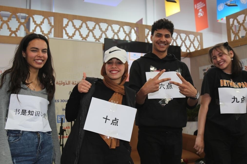 2024年4月24日，突尼斯高中生在首都突尼斯市舉辦的突尼斯國際書展上表演漢語節(jié)目。新華社發(fā)（阿代爾攝）