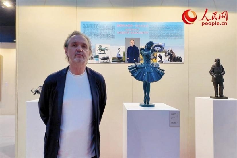 俄羅斯人民藝術(shù)家、俄羅斯美協(xié)主席安德烈·科瓦爾丘克正在接受人民網(wǎng)的采訪。人民網(wǎng)記者 劉微攝