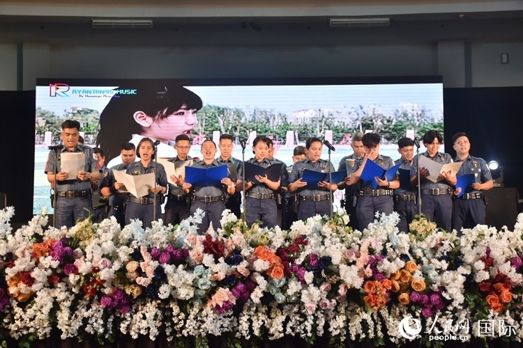邦板牙省警察局學員在結業(yè)典禮上表演合唱。人民網(wǎng)記者 樊帆攝