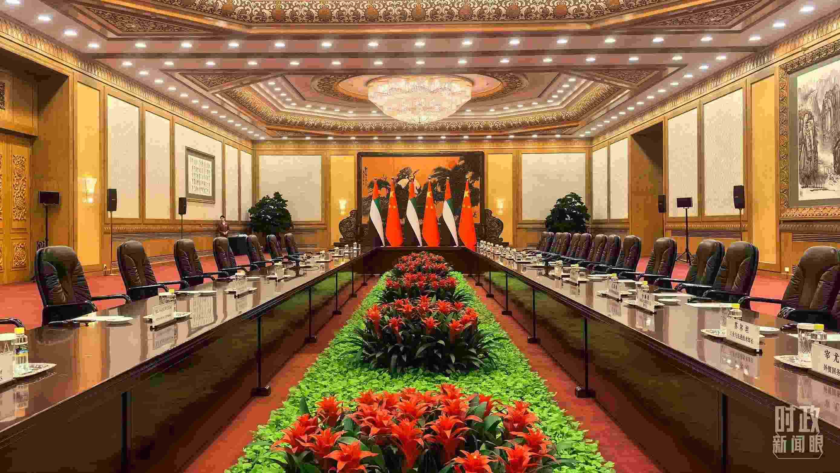 △5月30日下午，習(xí)近平主席同阿聯(lián)酋總統(tǒng)穆罕默德會談。這是會談開始前的現(xiàn)場。（總臺央視記者鄂介甫拍攝）