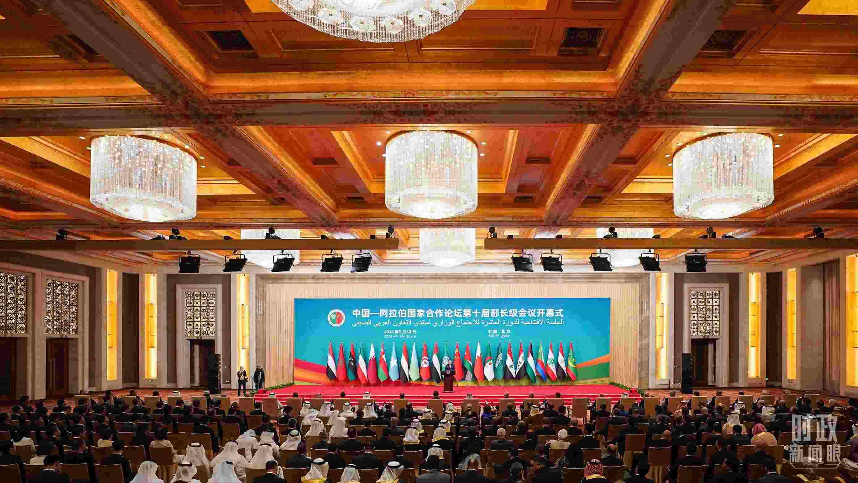 △5月30日開幕式現(xiàn)場，阿盟秘書長蓋特在致辭。（總臺國廣記者李晉拍攝）