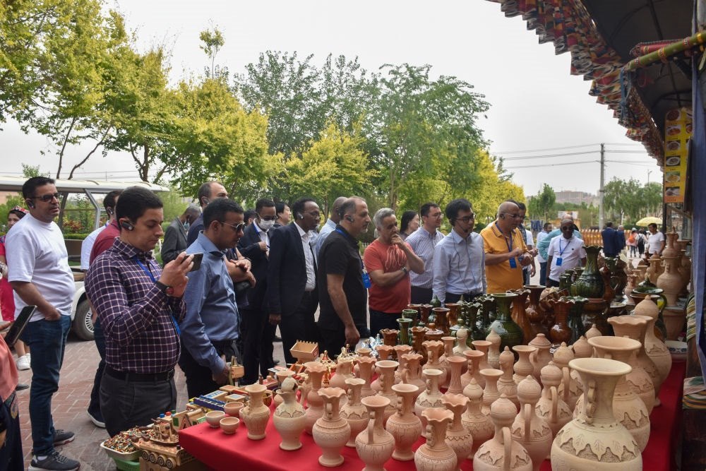 2023年5月31日，阿拉伯國家聯(lián)盟代表團(tuán)一行在新疆喀什古城參觀訪問。新華社記者 高晗 攝