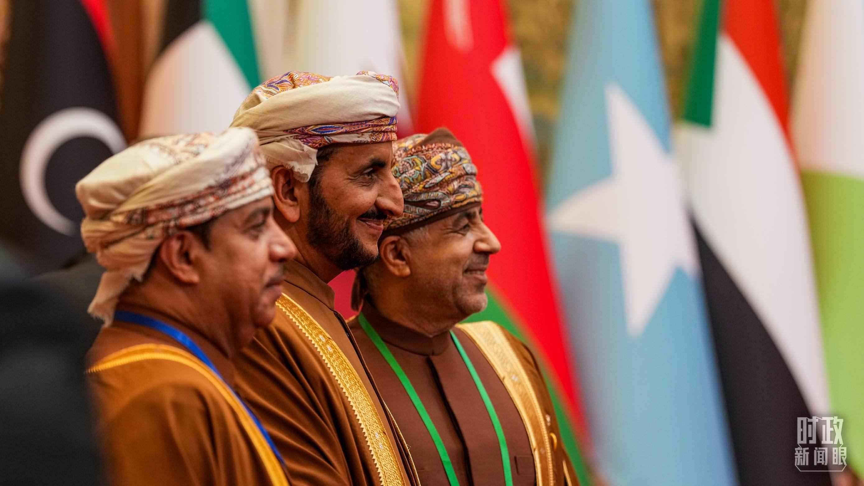 △與會代表在現(xiàn)場合影留念。（總臺國廣記者李晉拍攝）