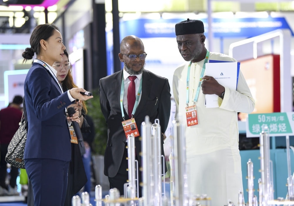2023年9月22日，嘉賓在第六屆中阿博覽會上了解清潔能源項(xiàng)目。新華社記者 馮開華 攝