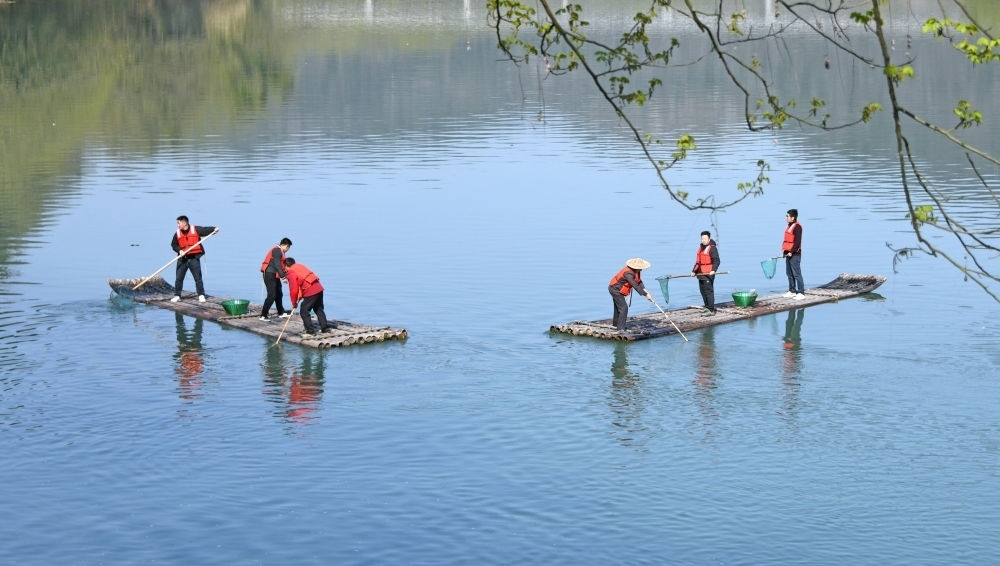 浙江省臺州市仙居縣步路鄉(xiāng)黨員志愿者與河長一起在永安溪巡河護水，清理雜物垃圾（2024年3月20日攝）。新華社發(fā)（王華斌攝）