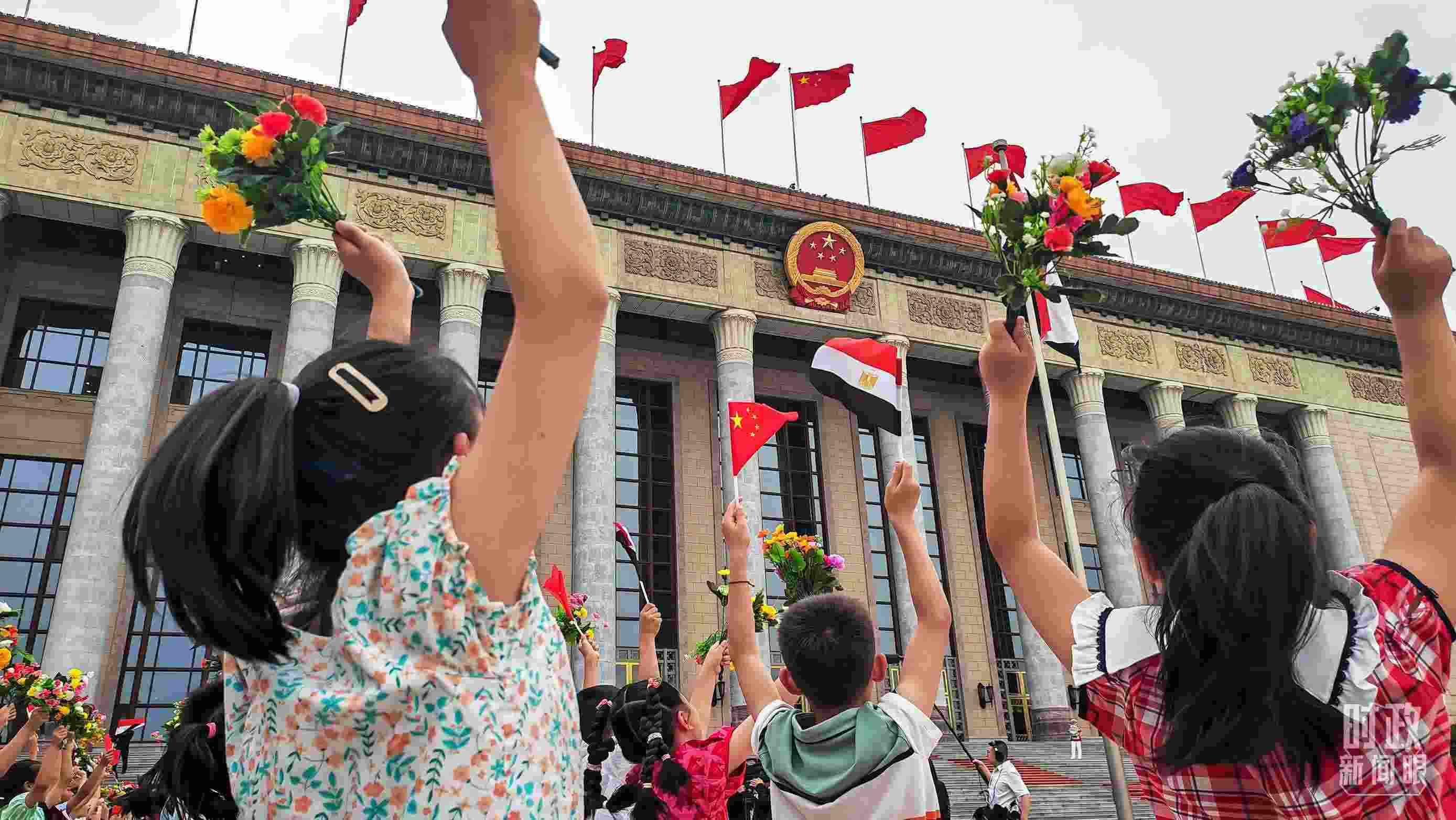 △5月29日下午，習(xí)近平主席舉行儀式歡迎埃及總統(tǒng)塞西訪華。圖為歡迎儀式現(xiàn)場的少年兒童。（總臺央視記者劉琦拍攝）