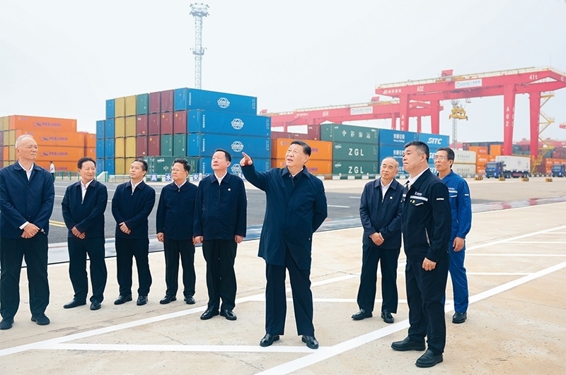 2024年5月22日至24日，中共中央總書記、國家主席、中央軍委主席習(xí)近平在山東考察。這是22日下午，習(xí)近平在日照港察看全自動化集裝箱碼頭作業(yè)場景。 新華社記者 鞠鵬/攝