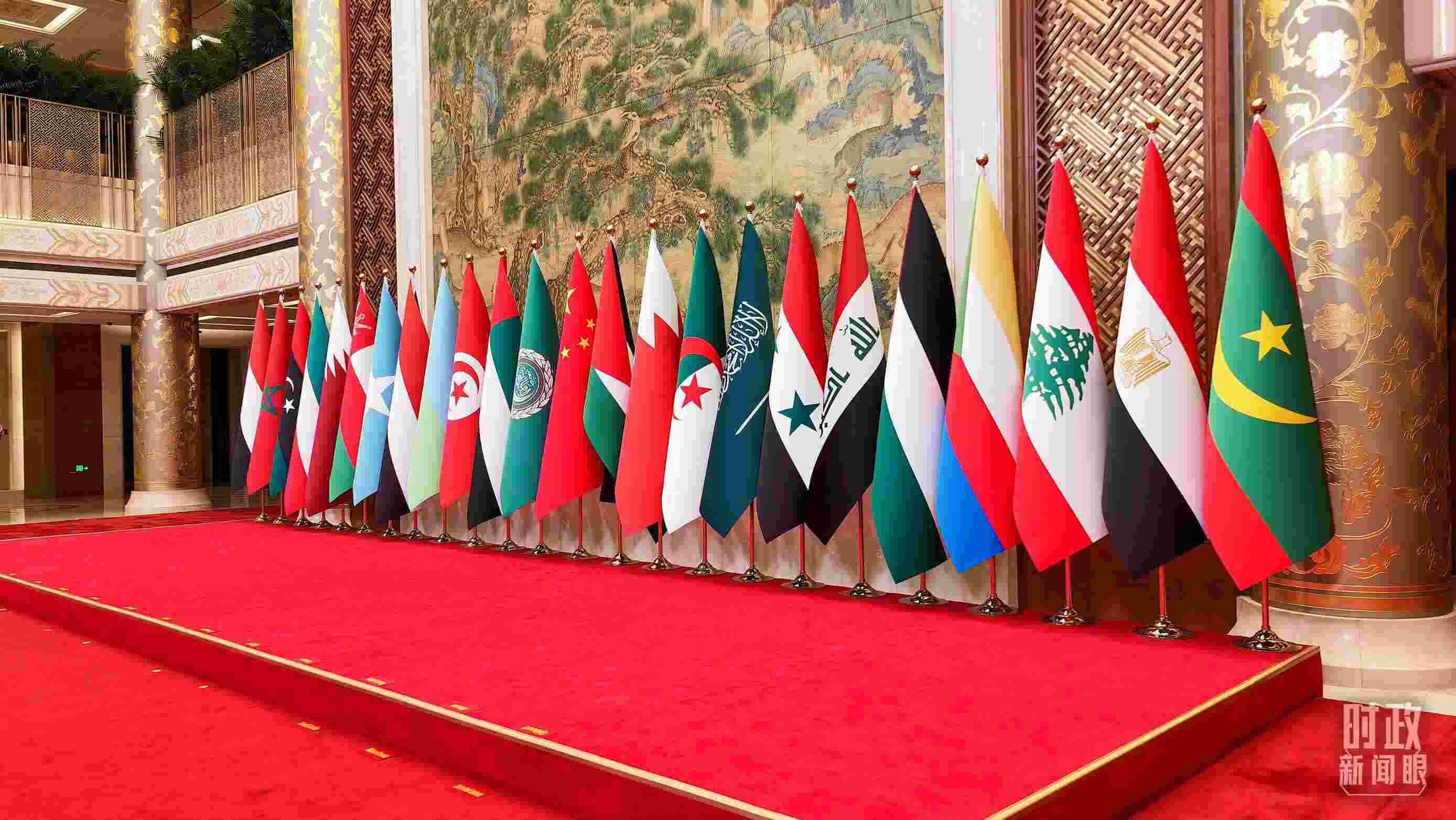 △會議現(xiàn)場的旗陣。（總臺央廣記者馬喆拍攝）