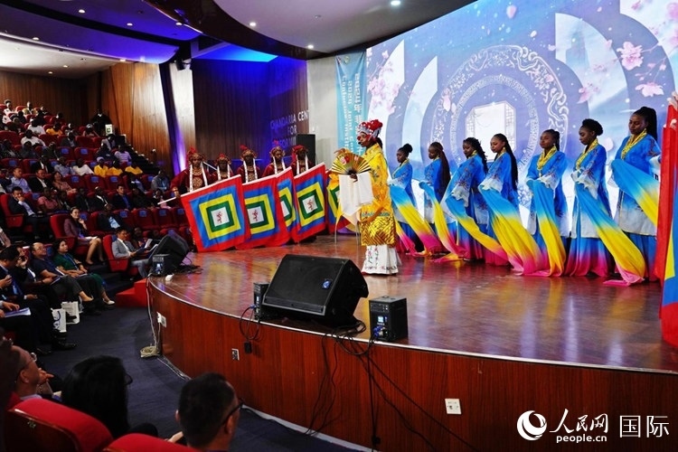 開(kāi)幕式前，內(nèi)羅畢大學(xué)孔子學(xué)院學(xué)生進(jìn)行文藝表演。人民網(wǎng)記者 黃煒鑫攝