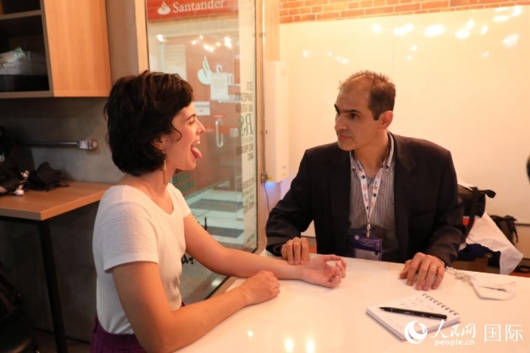 在巴西米納斯吉拉斯州首府貝洛奧里藏特開辦診所的中醫(yī)師保羅·貢扎爾韋斯，正在把脈并觀察舌苔。人民網(wǎng)記者 陳一鳴攝