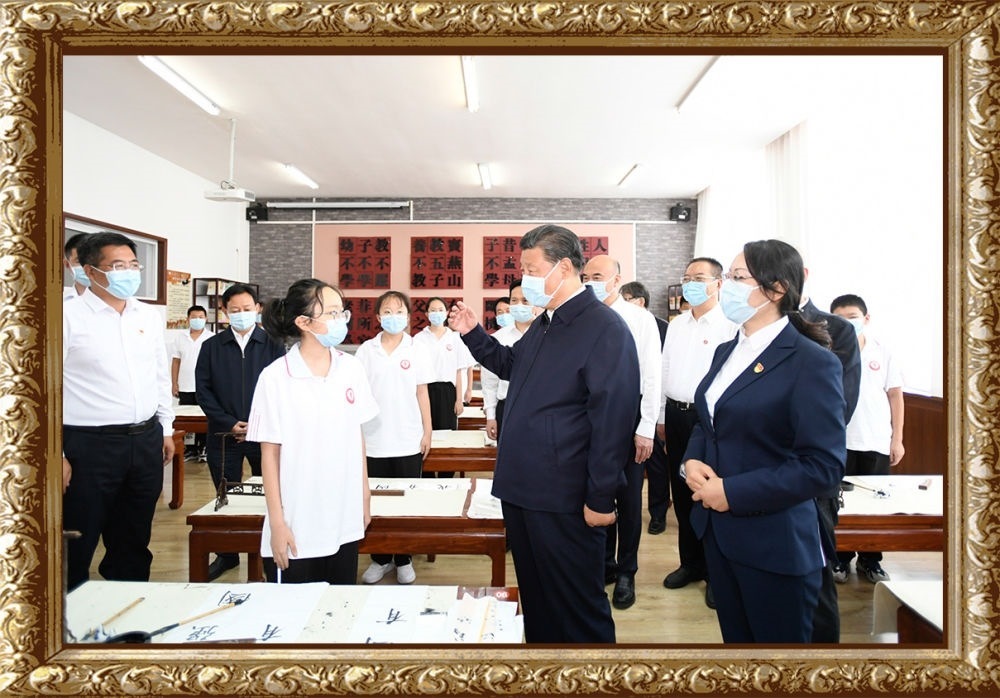 2021年9月13日至14日，習(xí)近平總書記在陜西省榆林市考察。14日上午，習(xí)近平在綏德實(shí)驗(yàn)中學(xué)考察時(shí)，同正在練習(xí)書法的學(xué)生親切交流。