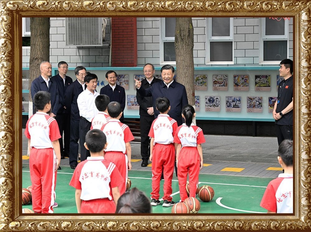 2023年5月31日上午，習(xí)近平總書記來(lái)到北京育英學(xué)?？赐繂?wèn)師生，在籃球場(chǎng)同正在上體育課的小學(xué)生們親切交流。習(xí)近平親切地說(shuō)：“現(xiàn)在生活條件好了，孩子們不是要吃得胖胖的，而是要長(zhǎng)得壯壯的、練得棒棒的。”