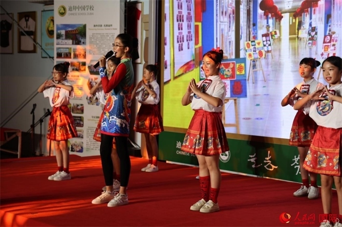 活動上，孩子們表演原創(chuàng)歌舞節(jié)目。人民網(wǎng)記者 張志文攝