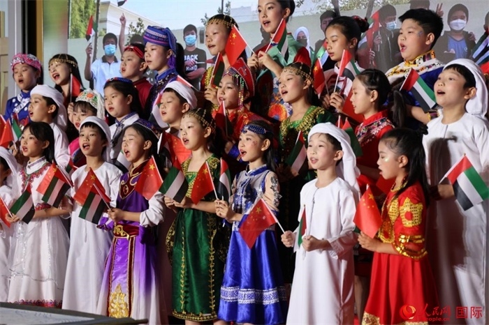 活動上，身著中阿傳統(tǒng)服飾的孩子們共唱歌曲，表達對美好未來的向往。人民網(wǎng)記者 張志文攝