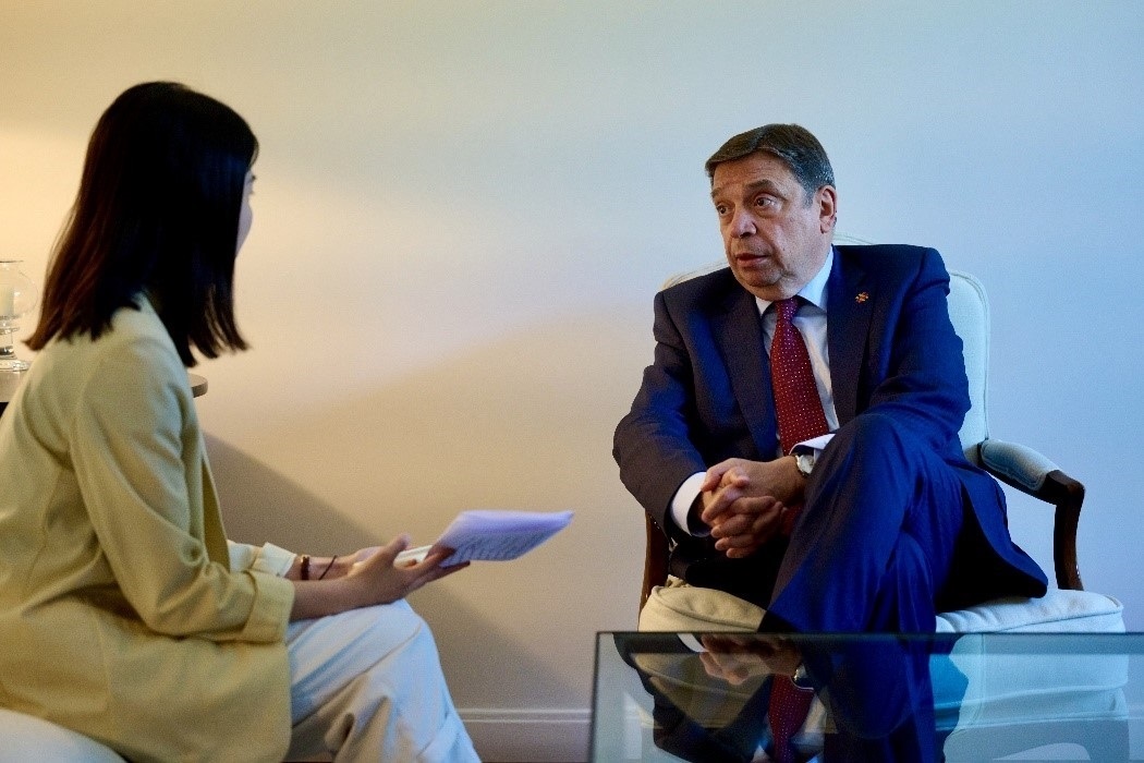 西班牙農(nóng)業(yè)、漁業(yè)和食品大臣普拉納斯接受人民網(wǎng)專訪。西班牙駐華大使館供圖