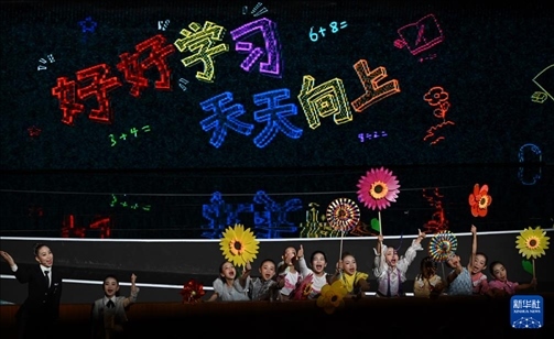 6月1日，演員在“我和祖國(guó)一起成長(zhǎng)”主題演出活動(dòng)中表演。新華社記者 金良快 攝