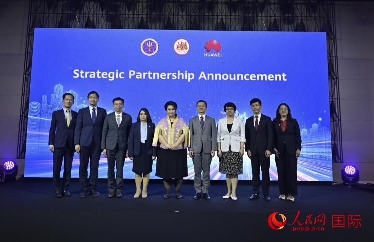 數(shù)字人才峰會(huì)現(xiàn)場(chǎng)。左五為泰國(guó)高等教育、科學(xué)、研究和創(chuàng)新部長(zhǎng)素巴瑪·伊沙拉帕迪，右三中國(guó)駐泰國(guó)大使館教育參贊許蘭，右四為華為泰國(guó)技術(shù)有限公司總經(jīng)理李雄偉。人民網(wǎng)記者 簡(jiǎn)承淵攝