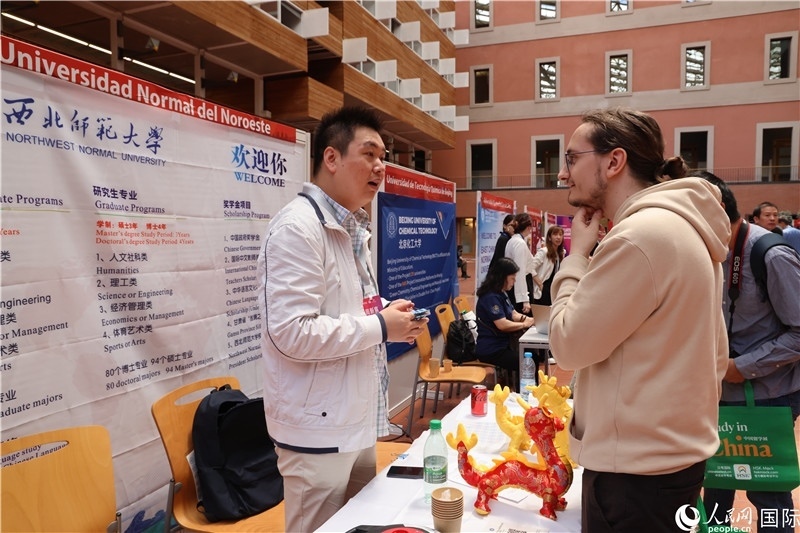 西班牙應(yīng)屆畢業(yè)生在展臺(tái)前咨詢。人民網(wǎng)記者 顏歡攝