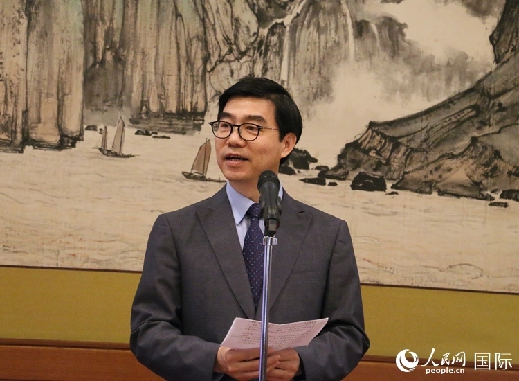 中國(guó)駐日本大使館施泳公使致辭。人民網(wǎng) 許可攝