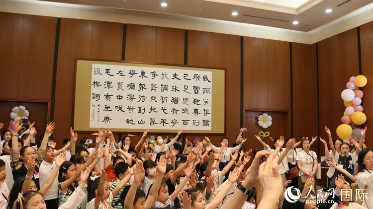 小朋友們合唱《明天會(huì)更好》。人民網(wǎng) 許可攝