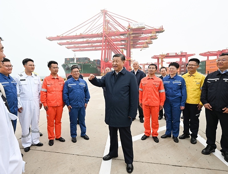 △2024年5月22日，習(xí)近平總書記在山東省日照港親切慰問(wèn)港口科技工作者、運(yùn)營(yíng)人員、航運(yùn)人員。